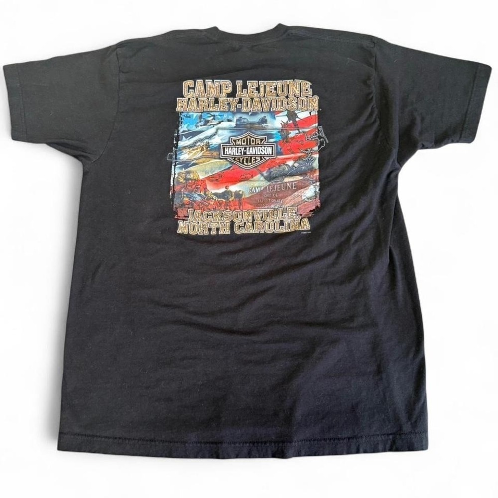 Harley Davidson black biker tee with blue skull design and American flag. - Picture 2 of 6
